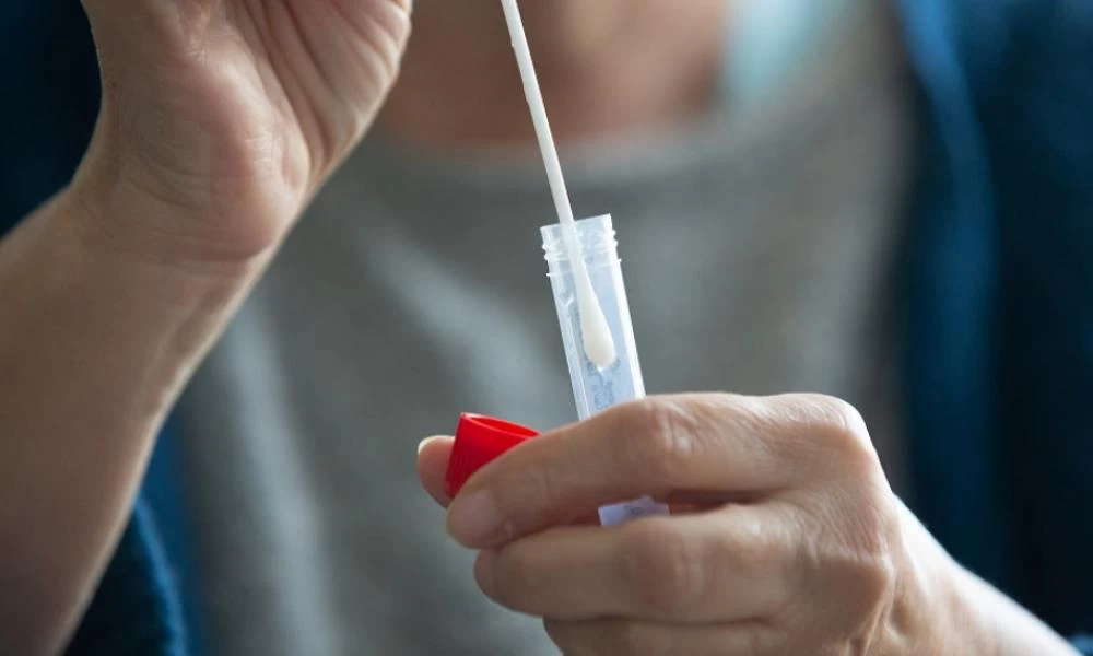 Μπορεί να μεταδοθεί ο κορονοϊός με το σάλιο; -Τι δείχνει νέα έρευνα